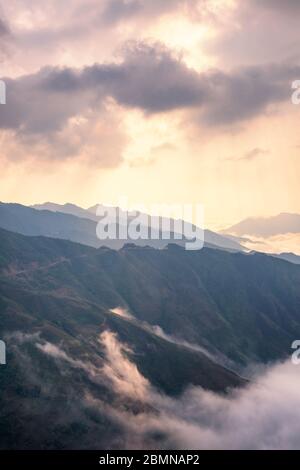 TA Xua ist eine berühmte Bergkette im Norden Vietnams. Das ganze Jahr über erhebt sich der Berg über den Wolken und erzeugt Wolkenumschwlungen. Stockfoto
