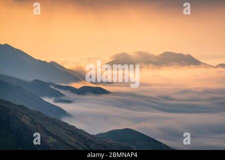 TA Xua ist eine berühmte Bergkette im Norden Vietnams. Das ganze Jahr über erhebt sich der Berg über den Wolken und erzeugt Wolkenumschwlungen. Stockfoto