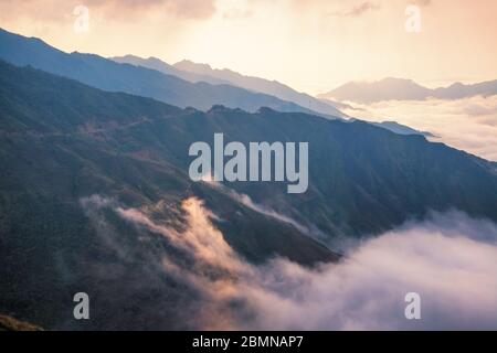 TA Xua ist eine berühmte Bergkette im Norden Vietnams. Das ganze Jahr über erhebt sich der Berg über den Wolken und erzeugt Wolkenumschwlungen. Stockfoto