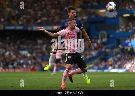 Cesar Azpilicueta aus Chelsea und James Maddison aus Leicester City in Aktion während des Premier League-Spiels zwischen Chelsea und Leicester City an der Stamford Bridge.(Endstand: Chelsea 1 - 1 Leicester) Stockfoto