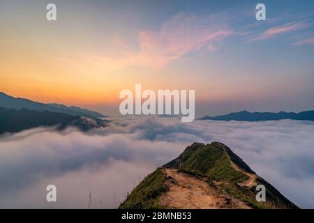 TA Xua ist eine berühmte Bergkette im Norden Vietnams. Das ganze Jahr über erhebt sich der Berg über den Wolken und erzeugt Wolkenumschwlungen. Stockfoto