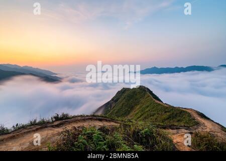TA Xua ist eine berühmte Bergkette im Norden Vietnams. Das ganze Jahr über erhebt sich der Berg über den Wolken und erzeugt Wolkenumschwlungen. Stockfoto