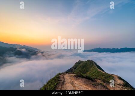 TA Xua ist eine berühmte Bergkette im Norden Vietnams. Das ganze Jahr über erhebt sich der Berg über den Wolken und erzeugt Wolkenumschwlungen. Stockfoto