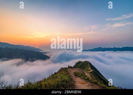 TA Xua ist eine berühmte Bergkette im Norden Vietnams. Das ganze Jahr über erhebt sich der Berg über den Wolken und erzeugt Wolkenumschwlungen. Stockfoto