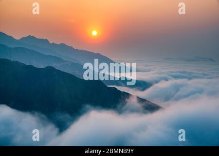 TA Xua ist eine berühmte Bergkette im Norden Vietnams. Das ganze Jahr über erhebt sich der Berg über den Wolken und erzeugt Wolkenumschwlungen. Stockfoto