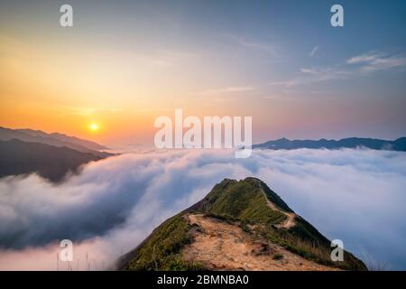 TA Xua ist eine berühmte Bergkette im Norden Vietnams. Das ganze Jahr über erhebt sich der Berg über den Wolken und erzeugt Wolkenumschwlungen. Stockfoto