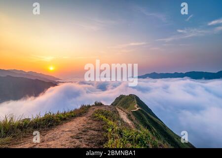 TA Xua ist eine berühmte Bergkette im Norden Vietnams. Das ganze Jahr über erhebt sich der Berg über den Wolken und erzeugt Wolkenumschwlungen. Stockfoto