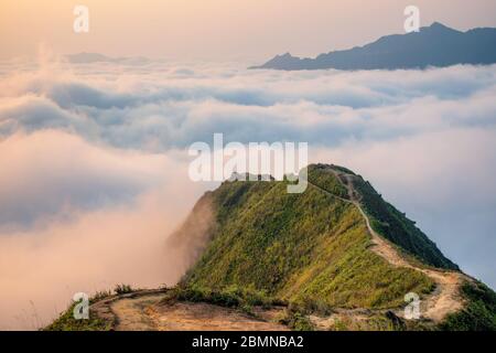 TA Xua ist eine berühmte Bergkette im Norden Vietnams. Das ganze Jahr über erhebt sich der Berg über den Wolken und erzeugt Wolkenumschwlungen. Stockfoto