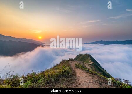 TA Xua ist eine berühmte Bergkette im Norden Vietnams. Das ganze Jahr über erhebt sich der Berg über den Wolken und erzeugt Wolkenumschwlungen. Stockfoto
