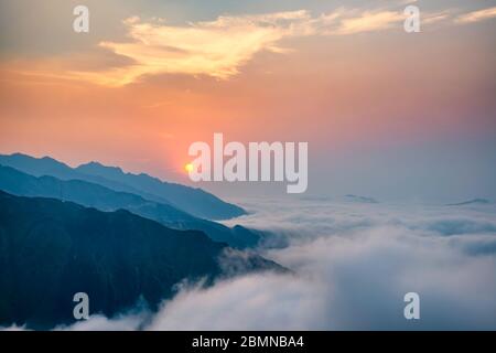 TA Xua ist eine berühmte Bergkette im Norden Vietnams. Das ganze Jahr über erhebt sich der Berg über den Wolken und erzeugt Wolkenumschwlungen. Stockfoto