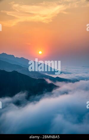 TA Xua ist eine berühmte Bergkette im Norden Vietnams. Das ganze Jahr über erhebt sich der Berg über den Wolken und erzeugt Wolkenumschwlungen. Stockfoto