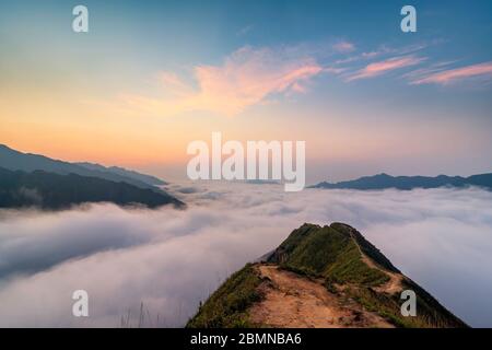 TA Xua ist eine berühmte Bergkette im Norden Vietnams. Das ganze Jahr über erhebt sich der Berg über den Wolken und erzeugt Wolkenumschwlungen. Stockfoto