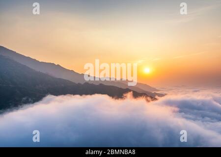 TA Xua ist eine berühmte Bergkette im Norden Vietnams. Das ganze Jahr über erhebt sich der Berg über den Wolken und erzeugt Wolkenumschwlungen. Stockfoto