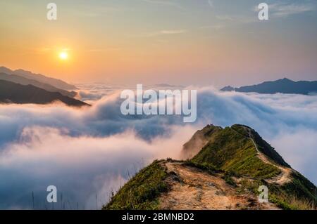 TA Xua ist eine berühmte Bergkette im Norden Vietnams. Das ganze Jahr über erhebt sich der Berg über den Wolken und erzeugt Wolkenumschwlungen. Stockfoto
