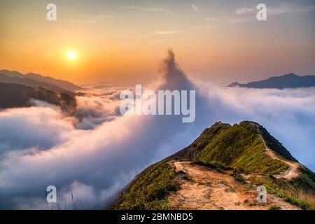 TA Xua ist eine berühmte Bergkette im Norden Vietnams. Das ganze Jahr über erhebt sich der Berg über den Wolken und erzeugt Wolkenumschwlungen. Stockfoto