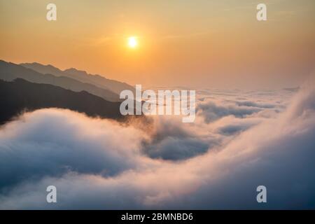 TA Xua ist eine berühmte Bergkette im Norden Vietnams. Das ganze Jahr über erhebt sich der Berg über den Wolken und erzeugt Wolkenumschwlungen. Stockfoto