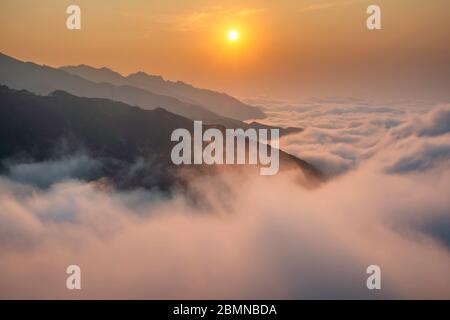 TA Xua ist eine berühmte Bergkette im Norden Vietnams. Das ganze Jahr über erhebt sich der Berg über den Wolken und erzeugt Wolkenumschwlungen. Stockfoto