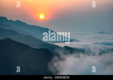 TA Xua ist eine berühmte Bergkette im Norden Vietnams. Das ganze Jahr über erhebt sich der Berg über den Wolken und erzeugt Wolkenumschwlungen. Stockfoto
