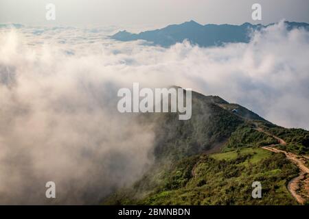 TA Xua ist eine berühmte Bergkette im Norden Vietnams. Das ganze Jahr über erhebt sich der Berg über den Wolken und erzeugt Wolkenumschwlungen. Stockfoto