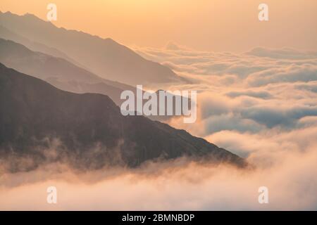 TA Xua ist eine berühmte Bergkette im Norden Vietnams. Das ganze Jahr über erhebt sich der Berg über den Wolken und erzeugt Wolkenumschwlungen. Stockfoto