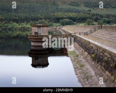 Ladybower Dam Valve Tower, Ladybower Reservoir, Peak District National Park, Hope Valley, England Stockfoto