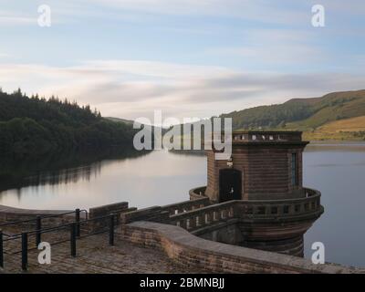 Ladybower Dam Valve Tower, Ladybower Reservoir, Peak District National Park, Hope Valley, England Stockfoto