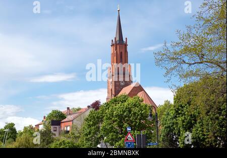 Rathenow, Deutschland. Mai 2020. Die evangelische Stadtkirche St. Marien und Andreas am Ufer des Stadtkanals, der in die Havel mündet. Die ursprüngliche Konstruktion der Stadtkirche stammt aus dem 13. Jahrhundert und wurde auch aus Ziegeln gebaut. Am Ende des Krieges 1945 wurde die Kirche durch Artilleriefeuer und Brandgranaten schwer beschädigt und ausgebrannt. Der Turm wurde 2011 restauriert, ebenso das Gewölbe in der Marienkapelle und ein Jahr zuvor das Gewölbe im Mittelschiff. Die Wiederherstellung ist noch nicht abgeschlossen. Quelle: Soeren stache/dpa-Zentralbild/ZB/dpa/Alamy Live News Stockfoto