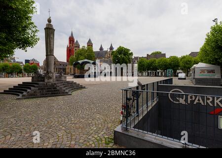 Leerer Vrijthof Platz aufgrund der sozialen Einschränkungen der covid19 Pandemie in Maastricht. Touristen und Einheimische bleiben alle zu Hause, was dies unusua gibt Stockfoto