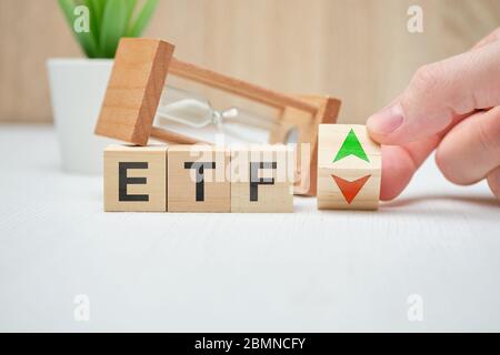 Concept Business etf Concept auf Holzwürfeln. Nahaufnahme. Stockfoto