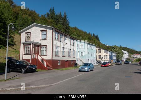 Typische bunte Eigenschaften in Akureyri, am Eyjafjörður Fjord, Nordisland. Stockfoto