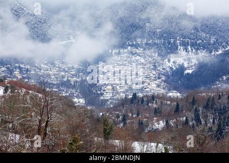 Megalo Chorio, Panoramablick auf eines der malerischsten Dörfer in Zentral Griechenland, in der Nähe von Karpenisi Stadt, in Evritania Region. Stockfoto