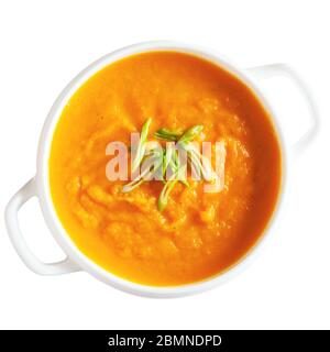 Karotten Ingwer Sahne Suppe mit gehackten Schalotten, , isoliert auf weißem Hintergrund. Stockfoto