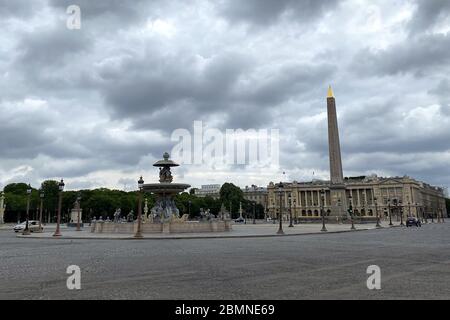 Paris, Frankreich. Mai 2020. Place de la Concorde.der letzte Tag der Gefangenschaft in Paris Frankreich respektiert die Mehrheit der Pariser die Verpflichtung, zu Hause zu bleiben.die Geschäfte und Straßen von Paris sind verlassen.die Franzosen bereiten sich auf die Dekaination vor, die der Präsident der Republik Emmanuel Macron ab Mai 11 angekündigt hat. Pierre Stevenin/ZUMA Wire/Alamy Live News Stockfoto