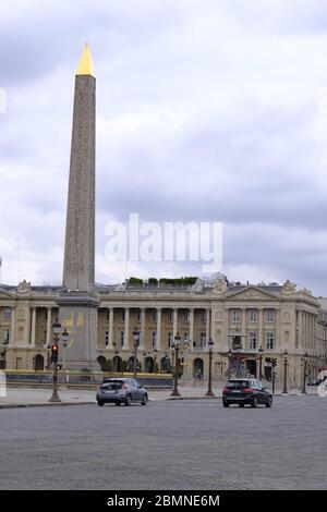 Paris, Frankreich. Mai 2020. Place de la Concorde.der letzte Tag der Gefangenschaft in Paris Frankreich respektiert die Mehrheit der Pariser die Verpflichtung, zu Hause zu bleiben.die Geschäfte und Straßen von Paris sind verlassen.die Franzosen bereiten sich auf die Dekaination vor, die der Präsident der Republik Emmanuel Macron ab Mai 11 angekündigt hat. Pierre Stevenin/ZUMA Wire/Alamy Live News Stockfoto