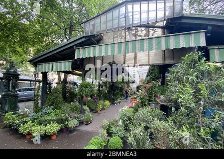 Paris, Frankreich. Mai 2020. Der letzte Tag der Gefangenschaft in Paris Frankreich respektiert die Mehrheit der Pariser die Verpflichtung, zu Hause zu bleiben.die Geschäfte und Straßen von Paris sind verlassen.die Franzosen bereiten sich auf die Dekaination vor, die der Präsident der Republik Emmanuel Macron ab Mai 11 angekündigt hat.Quelle: Pierre Stevenin/ZUMA Wire/Alamy Live News Stockfoto