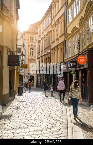 Prag, Tschechische republik - 8.05.2020: Menschen in Masken auf Straßen in Prag, Tschechische Republik während der Quarantäne Stockfoto