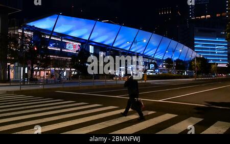 Tokio, Japan. Mai 2020. Die Station Tokio leuchtet blau, weil sie dem medizinischen Personal für die Bekämpfung des neuartigen Coronavirus während der Viruspandemie in Tokio am Sonntag, den 10. Mai 2020, dankbar und unterstützt wird. Foto von Keizo Mori/UPI Quelle: UPI/Alamy Live News Stockfoto