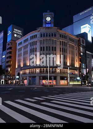 Tokio, Japan. Mai 2020. Der Uhrturm des Wako-Gebäudes leuchtet blau, um dem medizinischen Personal zu danken und es zu unterstützen, das am Sonntag, den 10. Mai 2020, im Ginza-Einkaufsviertel in Tokio, Japan, gegen das neuartige Coronavirus kämpft. Foto von Keizo Mori/UPI Quelle: UPI/Alamy Live News Stockfoto