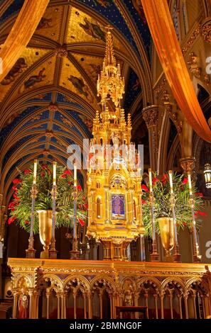 Basilika des Heiligen Herzens; Innenraum; gotisch inspirierte katholische Kirche; Altar; Tabernakel Turm, verziert, Kerzen, bemalte Decke; religiösen Gebäude Stockfoto