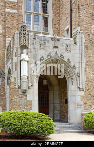 Universität Notre Dame; Biolchini Hall of Law, 1930, verzierte Eingang, Statue, attraktiv, Backstein, Klassenzimmer Gebäude, Indiana; USA; IN; Frühjahr Stockfoto