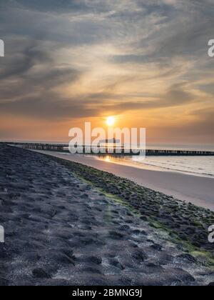 Sonnenuntergang am Strand von Breskens, Niederlande. Stockfoto