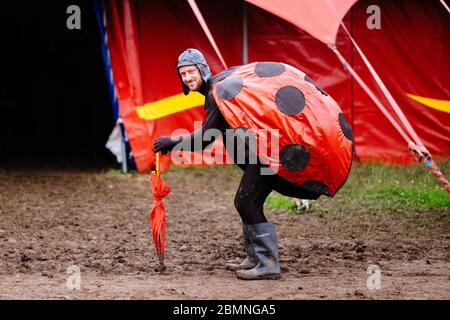 Marienkäfer beim Spaziergang im Theater- und Zirkusviertel Glastonbury Festival 2016 – Bilddatum Sonntag, 26. Juni 2016 (Pilton, Somerset) Foto-Copyr Stockfoto