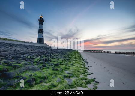 Sonnenuntergang am Strand von Breskens, Niederlande. Stockfoto