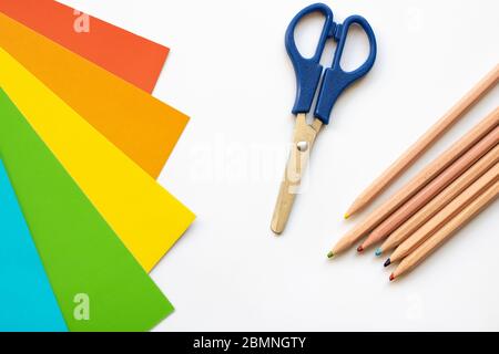 Set für Kinderbasteln diy aus farbigem Karton, Papier, Scheren und Bleistiften. Vorlage für Banner mit Platz für Text Stockfoto