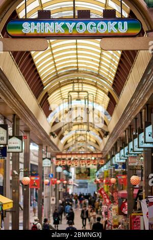 Kyoto / Japan - 24. März 2018: Shinkyogoku Shopping Street Union, eine vollständig überdachte, schmale Einkaufsstraße in Kyoto, Japan Stockfoto