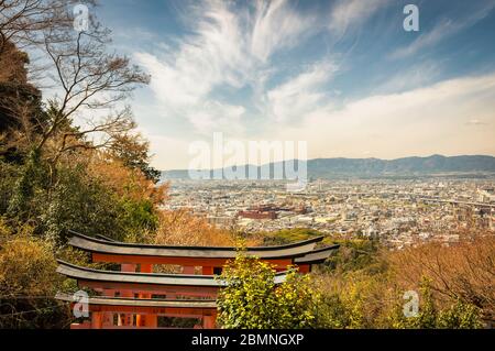 Blick auf Kyoto von der Spitze des heiligen Mount Inari, wo berühmten Fushimi Inari Schrein mit Tausenden von Zinion torii Tore befindet, Japan Stockfoto