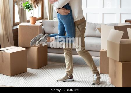 Nahaufnahme glücklich Ehemann Heben Frau, feiern bewegenden Tag Stockfoto