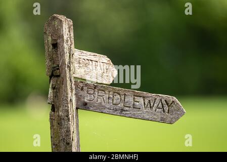 Altes Holzbrückenweg und Wegweiser, Upper Wield, Hampshire, Großbritannien Stockfoto