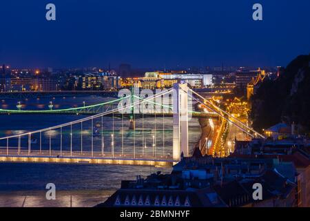 Stadt Budapest bei Nacht in Ungarn, beleuchtete Elizabeth-Brücke und Liberty-Brücke auf der Donau Stockfoto