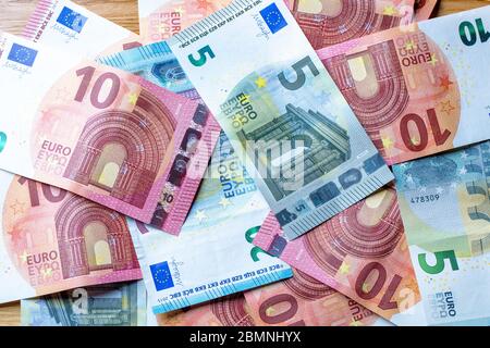 Europäische Banknoten liegen flach auf einem Tisch, Euro und europäische Bargeldumlage Stockfoto